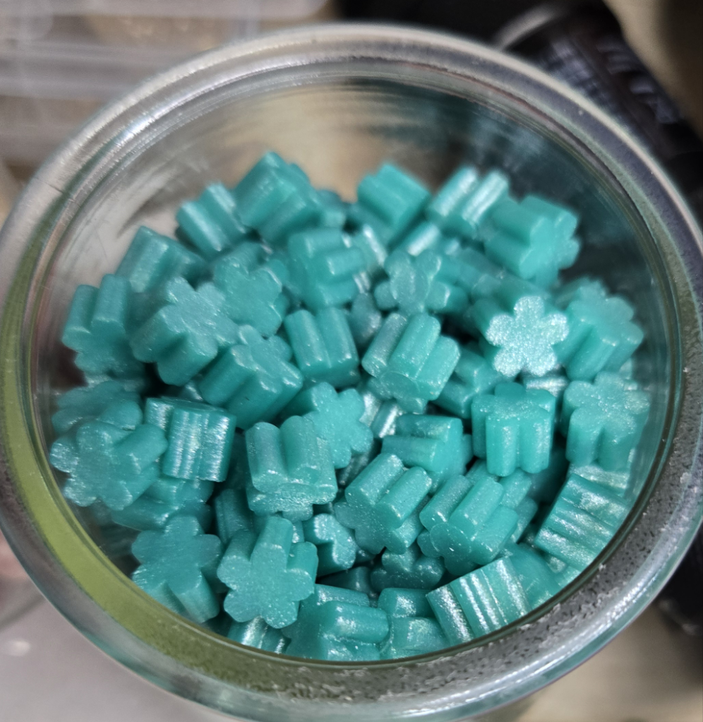 a crisp, luminous wax seal bead that blends the iconic robin’s egg elegance with a cooler cyan undertone, adding a refreshing splash of modern vibrance